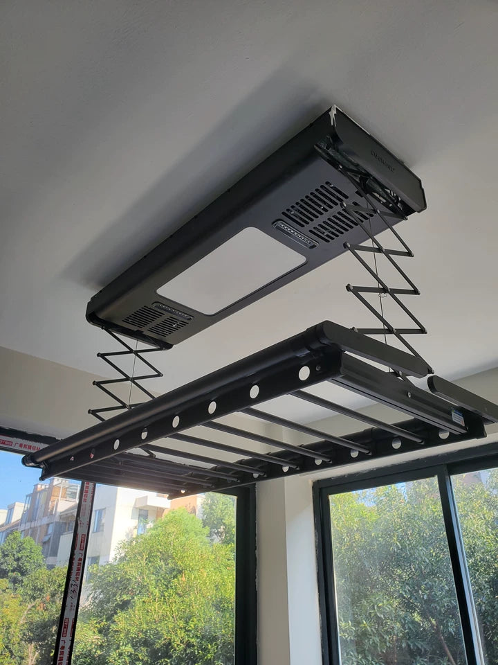 رف تجفيف الملابس الكهربائي باللون الأسود مثبت في الداخل، على الطراز الحديث البسيط.