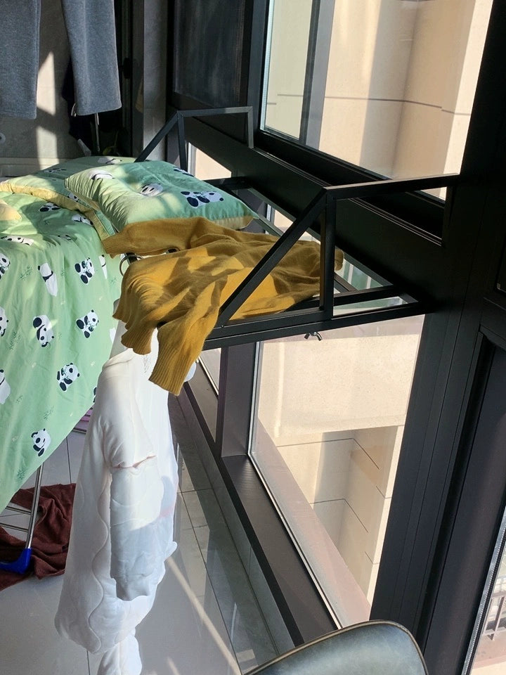 Séchoir à linge d'intérieur monté sur fenêtre Easerack utilisé pour les pulls et la literie.