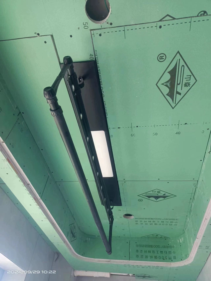 النسخة السوداء من منشر الملابس الصغير Easerac M2 تم تركيبه أثناء تجديد المنزل