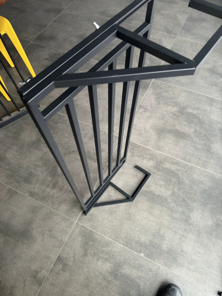 Séchoir à linge à monter sur fenêtre Easerack, structure à cadre pliable pour balcon ou utilisation intérieure.