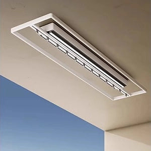 Stendibiancheria elettrico EaseRack montato su soffitto in legno, che si integra perfettamente con gli stili d'arredo naturali.