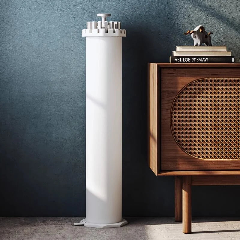 رف تجفيف ثلاثي القوائم من Easerack مصنوع من الألومنيوم ومخزن بشكل مضغوط بجوار خزانة خشبية، مما يعرض تصميمه الأنيق الموفر للمساحة.