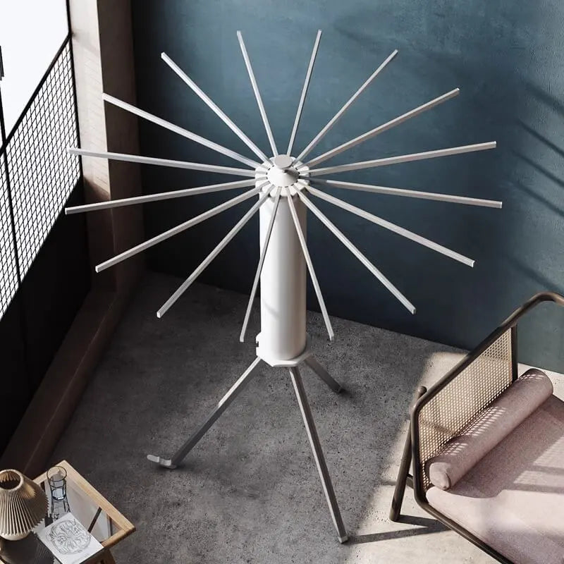 Stendibiancheria Easerack con treppiede in alluminio e bracci pieghevoli estesi, che mette in mostra il suo design salvaspazio per asciugare più indumenti.