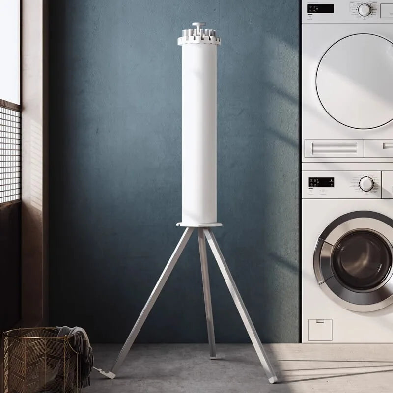 رف تجفيف ثلاثي القوائم من الألومنيوم Easerack قيد الاستخدام، يظهر قابليته للنقل وتعدد استخداماته لتجفيف الملابس في بيئات مختلفة.