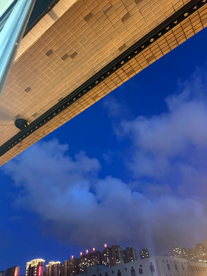 منظر ليلي لسقف الشرفة مع حامل ملابس مدمج.