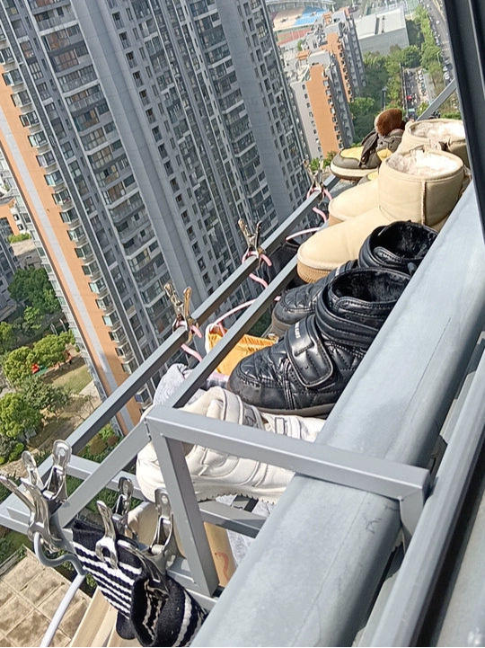 Séchoir à linge monté sur fenêtre de balcon Easerack pouvant contenir des chaussures et du linge pour le séchage au soleil.