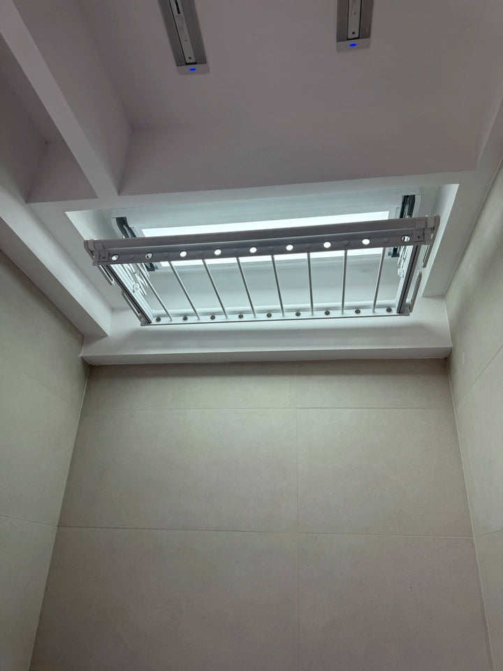 Bündig montierter elektrischer Deckenwäscheständer, flaches Einbau-Design an der Decke dargestellt.