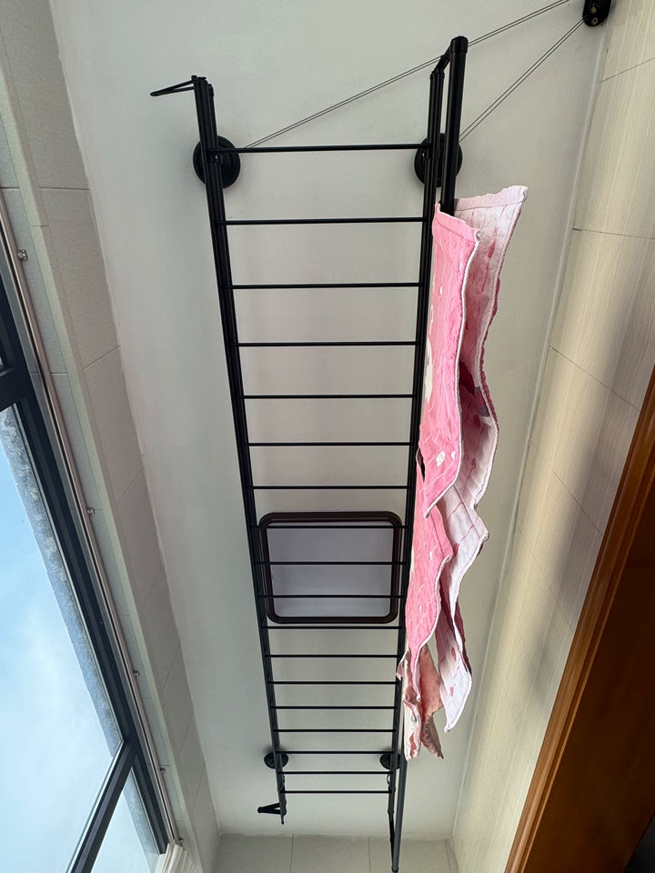 Wäscheständer mit Handwinde, ideal zum Aufhängen schwerer Wäsche wie Steppdecken, Decken und großer Kleidungsstücke.
