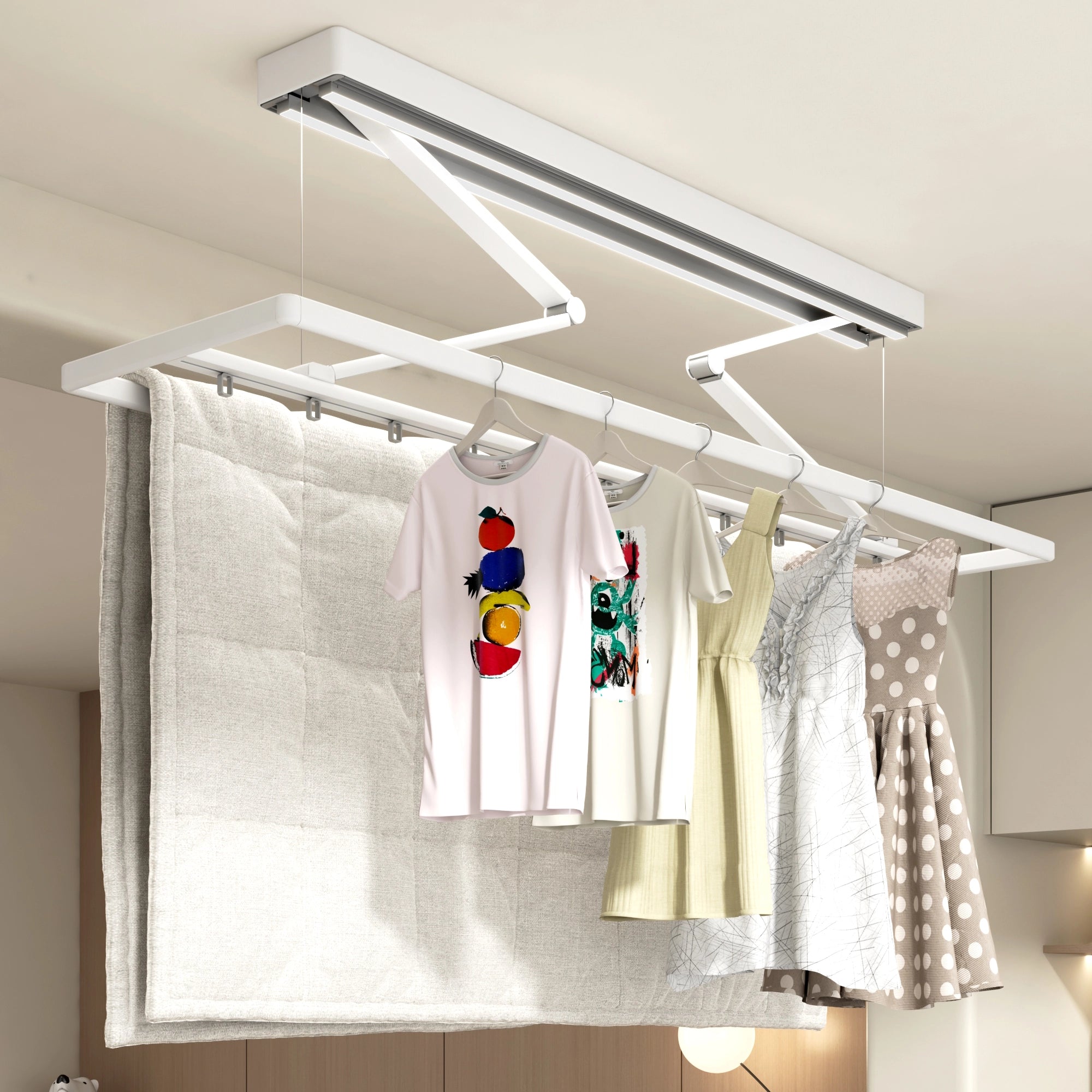 Easerack X9 Mini Deckenwäscheständer ausgefahren, mit aufgehängter Kleidung und Bettwäsche.