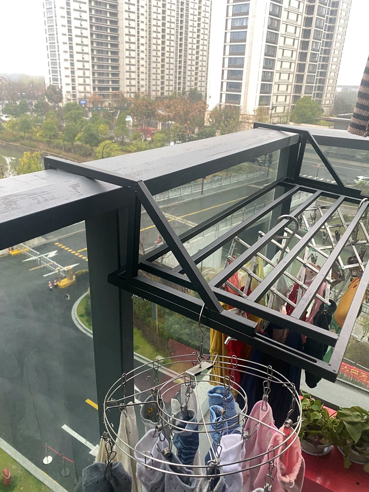 Séchoir à linge extérieur Easerack monté sur fenêtre de balcon avec linge suspendu et chaussettes.