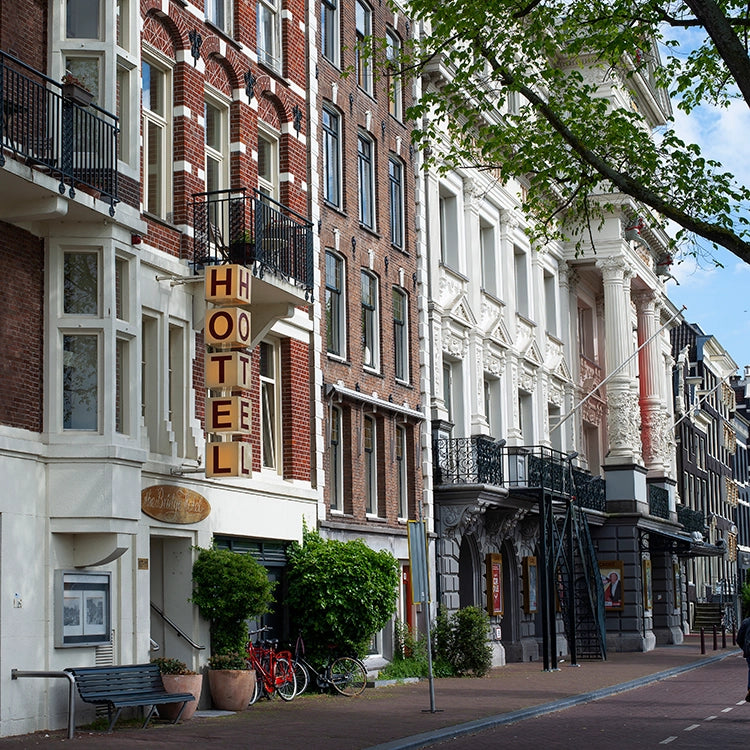 واجهة فندق بوتيك في منطقة حضرية، مثالية لحلول التجفيف التي تركز على الضيافة